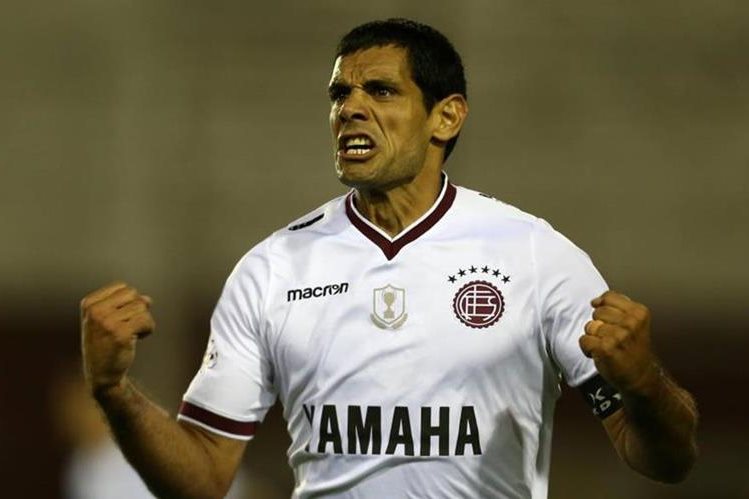 José Sand abandona el Club Lanús para vincularse al futbol de Colombia. (Foto Prensa Libre: Twitter)