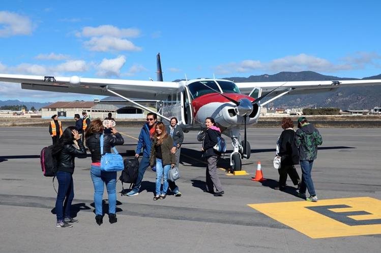 Turistas se alistan para abordar el avión en el Aeropuerto de Los Altos, Quetzaltenango. (Foto Prensa Libre: Carlos Ventura)