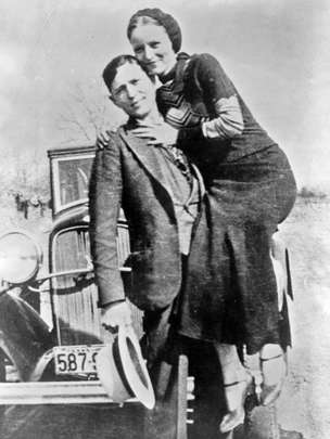 En algunos casos de hibristofilia extrema y activa las mujeres pueden llegar a ser cómplices de los crímenes de sus amantes, por eso a veces se conoce a esta parafilia como el síndrome de Bonnie&Clyde. Bonnie no dejó de escribirle cartas de amor a Clyde mientras estuvo recluido en la prisión de Eastham State Farm, en Texas.