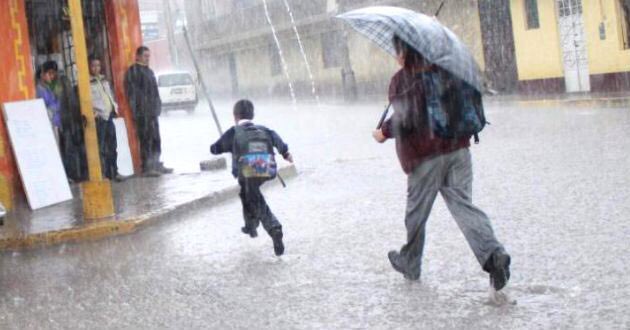La intensa lluvia que cae en varios departamentos obligo a suspender las clases. (Foto Prensa Libre: Mineduc)