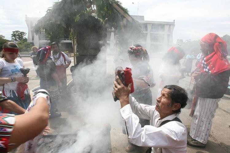 Ceremonia maya en el campus central de la USAC durante la conmemoración del Día de la Resistencia Indígena
