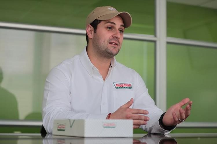 Javier González-Teja gerente de operaciones de Krispy Kreme brindó detalles sobre la franquicia que operará en Guatemala, Krispy Kreme. (Foto Prensa Libre: Álvaro Interiano)