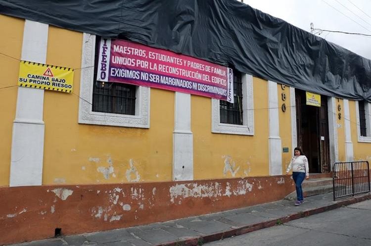 
Padres de familia han reforzado con madera el área de ingreso al Instituto Femenino de Educación Básica, debido a los daños causados por los sismos del año pasado. (Foto Prensa Libre: Carlos Ventura)
