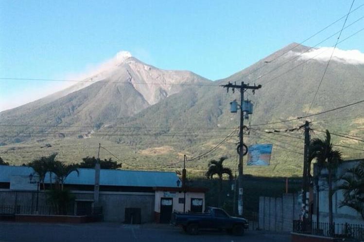 Volcán de Fuego se mantiene en actividad desde la noche del martes último. (Foto Prensa Libre: Conred)