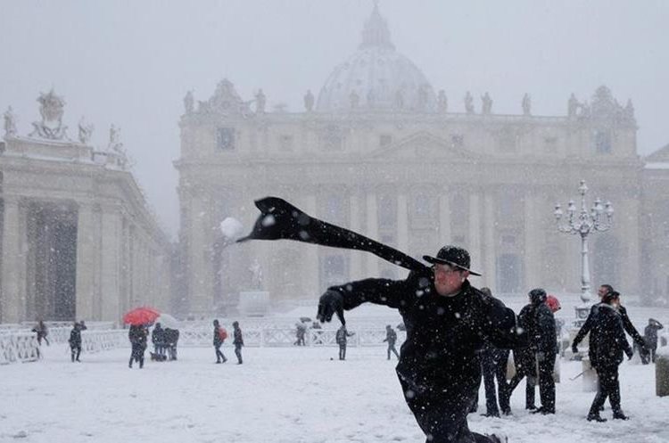 Hasta los sacerdotes se tomaron el tiempo para hacer una guerra de nieve en el Vaticano. REUTERS