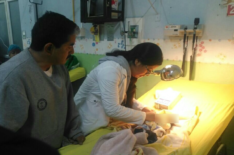 Personal médico evalúa a la menor localizada en Xela. (Foto Prensa Libre: Cortesía Bomberos Voluntarios). 