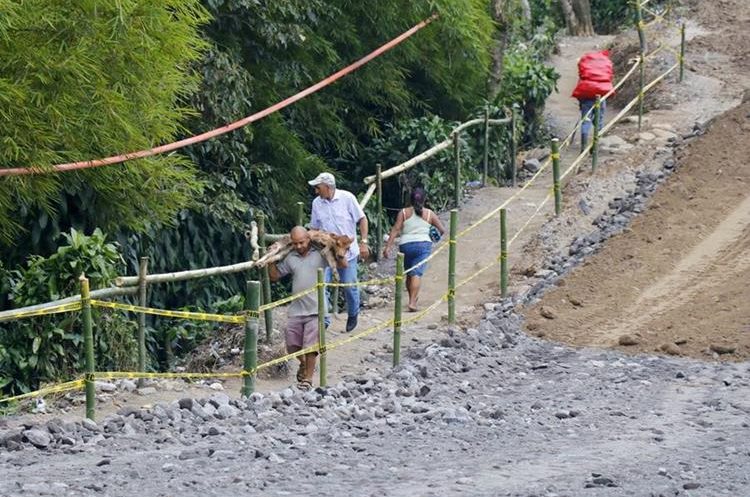 Pobladores utilizan un paso peatonal para pasar por el tramo afectado en la ruta de Retalhuleu a Quetzaltenango. (Foto Prensa Libre: Rolando Miranda)
