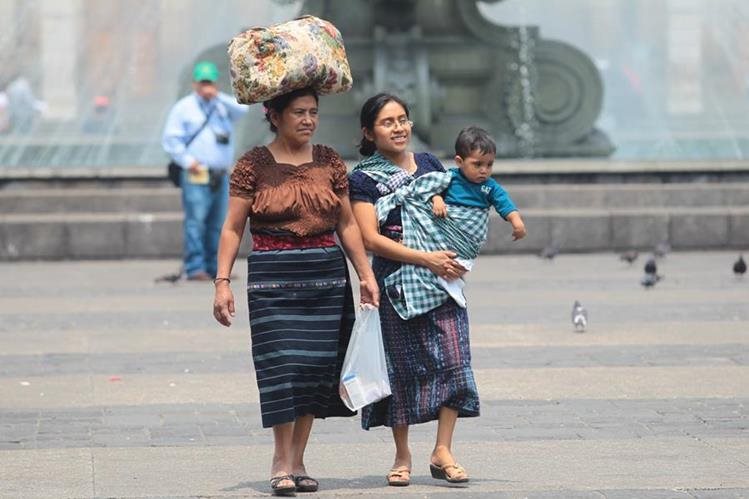 Madres trabajadoras guatemaltecas se desempeñan en diferentes actividades económicas. (Foto Prensa Libre: Hemeroteca)