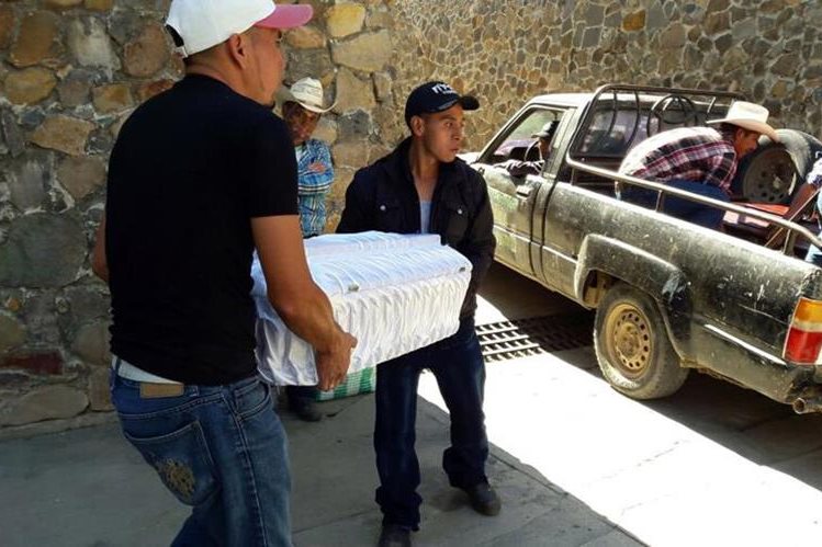 Familiares cargan el pequeño ataúd con los restos de Aiden James Cruz Cruz. (Foto Prensa Libre: Hugo Oliva)