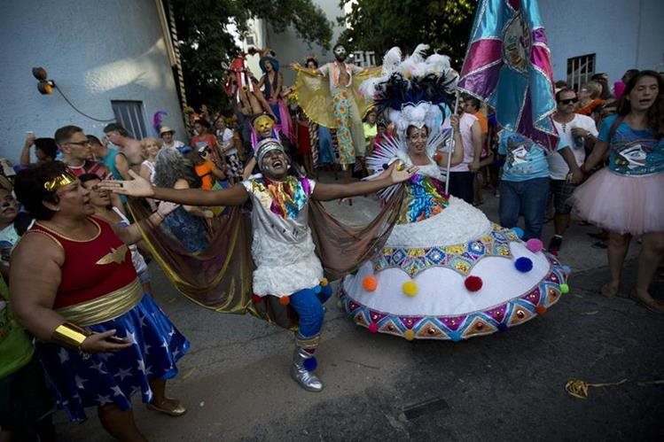 Una de las calles de Río de Janeiro se viste de color y música en el comienzo oficial del Carnaval. (Foto Prensa Libre: AP).