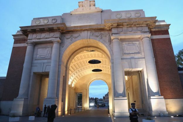 En este arco, ubicado en la ciudad belga de Ypres, están los nombres de los miles de soldados que fueron reportados como desaparecidos. GETTY IMAGES