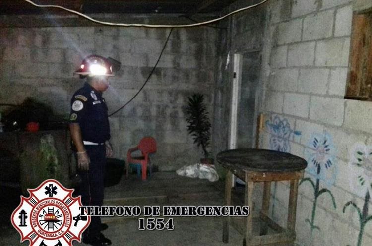 Un cadáver con señales de violencia fue encontrado dentro de una vivienda en Palencia. (Foto Prensa Libre: CBMD)