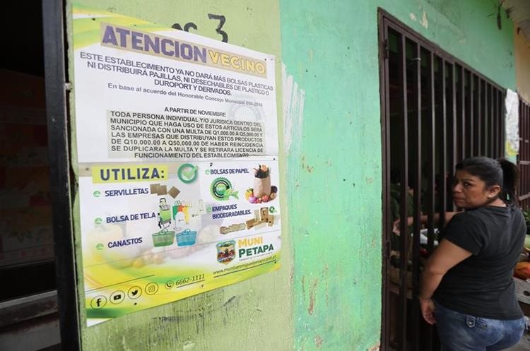 Autoridades ediles aseguran que en los lugares donde se ha puesto en práctica la medida aún hay resistencia de los comerciantes.(Prensa Libre: Erick Ávila)