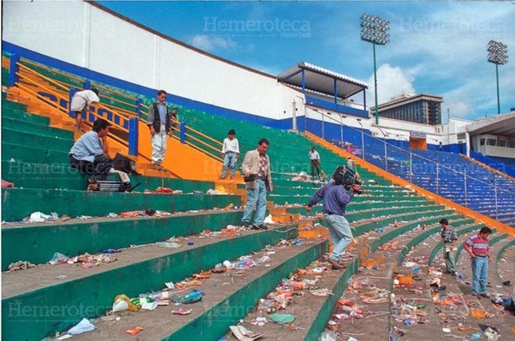 Un día después de la tragedia en el estadio Mateo Flores  acudieron medios de comunicación y directivos del futbol nacional para inspeccionar  las causas de la tragedia donde perdieron la vida 83 aficionados. (Foto: Hemeroteca PL) 