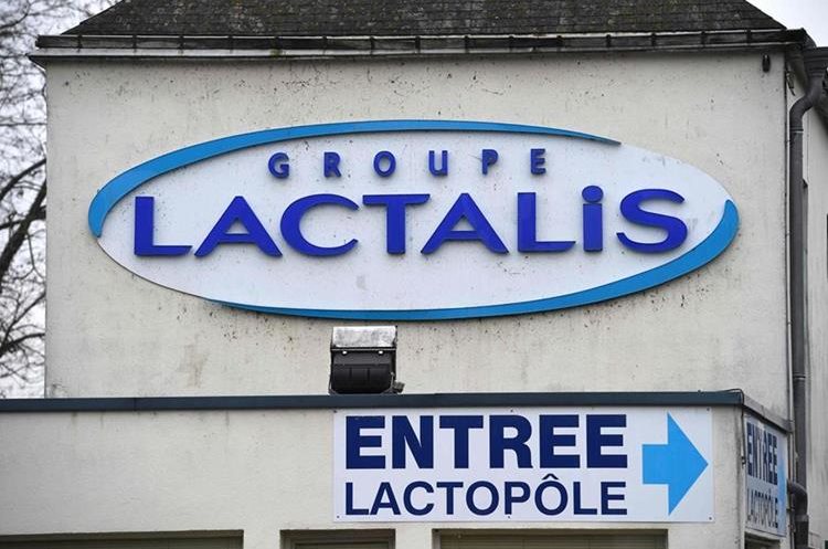 El logotipo en la sede central del grupo lácteo francés Lactalis en Laval, oeste de Francia.(AFP).