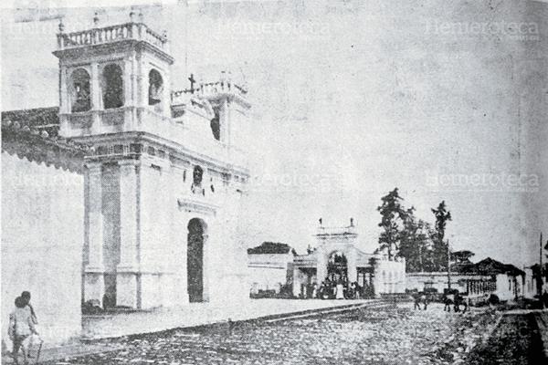 Iglesia de Candelaria, se aprecia al fondo la pileta pública. Foto anterior a 1917. (Foto: Hemeroteca PL)