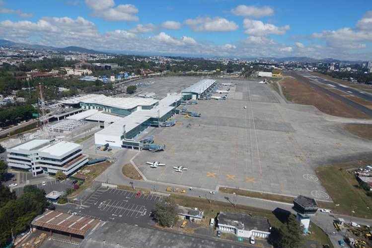 El Aeropuerto Internacional La Aurora ser&aacute; nuevamente evaluado por la OACI en enero de 2018 y podr&iacute;a elevar su porcentaje de calificaci&oacute;n por mejoras en el aer&oacute;dromo. (Foto Prensa Libre: Cortes&iacute;a DGAC)