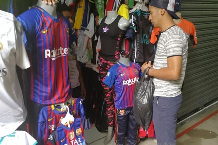 Aficionados buscan la réplica de la camisola del PSG en la plaza El Amate. (Foto Prensa Libre: Estuardo Paredes)