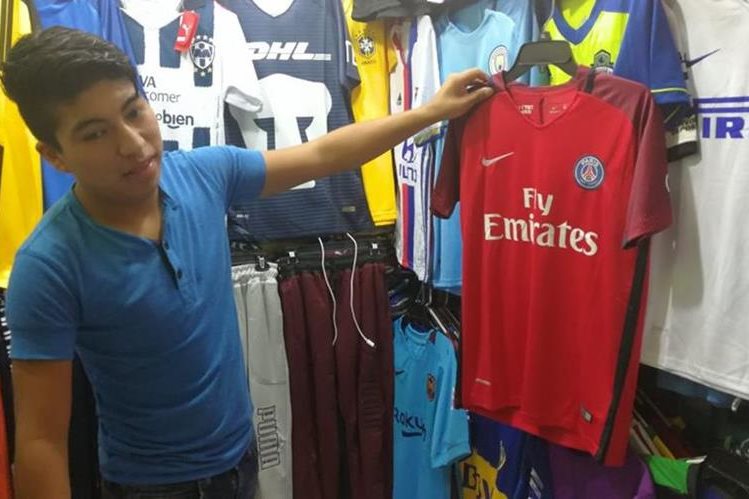 Las camisolas que más se encuentran en la Plaza El Amate son las del Barcelona, pero cuentan con réplicas del PSG. (Foto Prensa Libre: Estudardo Paredes)