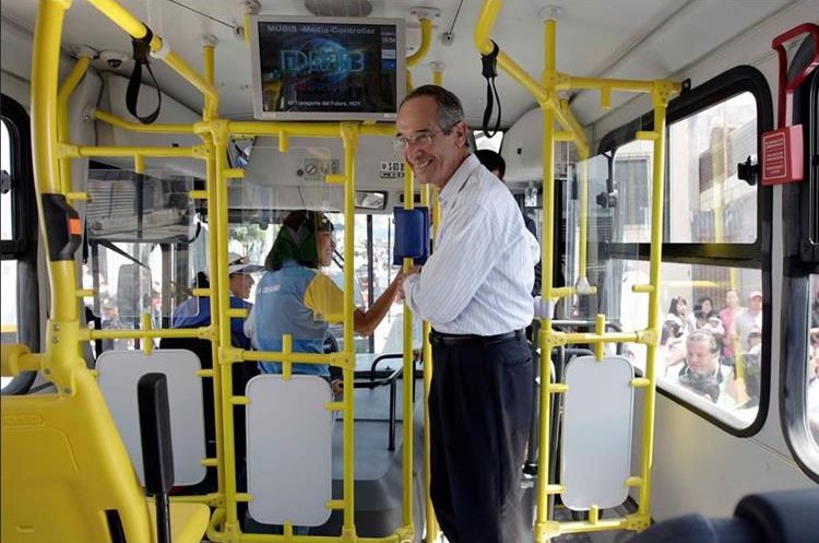 El primer recorrido del Transurbano se realizó en febrero de 2011, en la zona 18 y el expresidente Álvaro Colom mostró las primeras unidades. (Foto Prensa Libre: Gobierno Álvaro Colom)