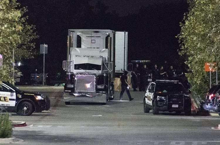 Efectivos de la Policía investigan un camión que se encontró con 38 inmigrantes ilegales en San Antonio, Texas, EE. UU.(Foto Prensa Libre:EFE).