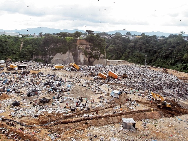 El basurero de la zona 3 es el más grande del país. Cada día recibe tres mil toneladas de desechos de nueve municipios.