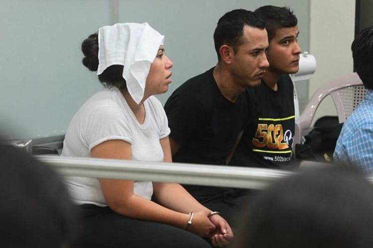 Los tres agentes comparecen ante juez para la audiencia de primera declaración. (Foto: Alvaro Interiano)