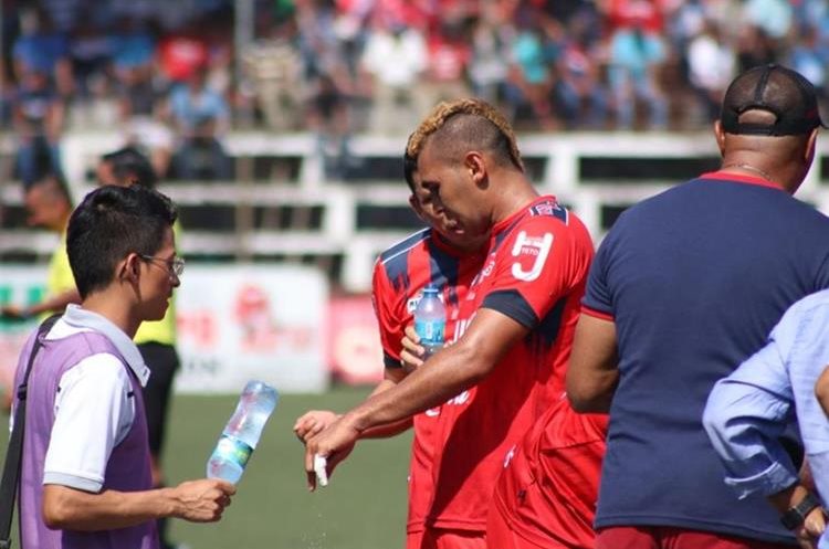 Los equipos tomaron un minuto de hidratación en cada tiempo. (Foto Prensa Libre: Raúl Juárez).