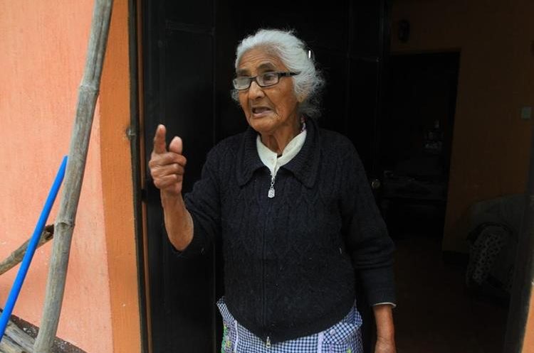 Deina Monterroso, de 88 años, desearía no vivir en la colonia Brisas de El Valle 2, pues es originaria de San José Pinula. (Foto Prensa Libre: Álvaro Interiano)