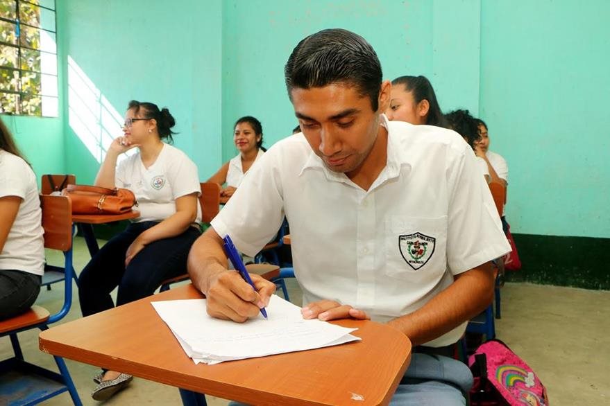 Este año, Esvin Morales espera graduarse como maestro, en la cabecera de Retalhuleu. (Foto Prensa Libre: Rolando Miranda)