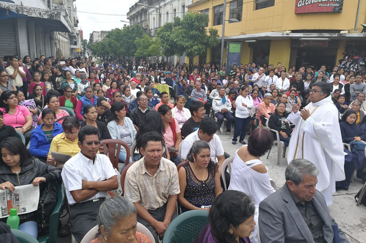 La iglesia Nuestra Señora de los Remedios, El Calvario, celebró la misa desde muy temprano en la 18 calle y 6a avenia. (Foto Prensa Libre: Esbin García)