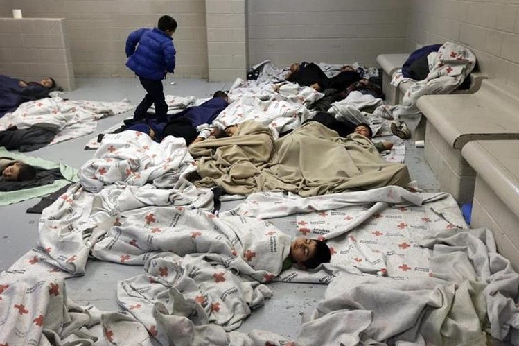 Menores duermen las instalaciones de la Agencia para la Protección y la Segurid de la Frontera en Brownsville (Texas) que los alberga temporalmente.(Foto Prensa Libre: Hemeroteca PL)