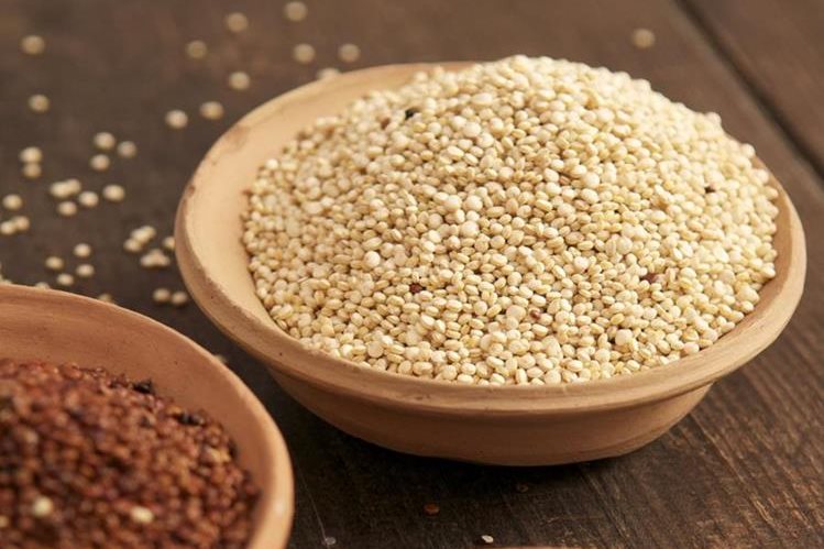 La quinua tiene altos niveles de vitamina B y E, además de minerales como calcio, magnesio, hierro, fósforo, potasio y zinc.