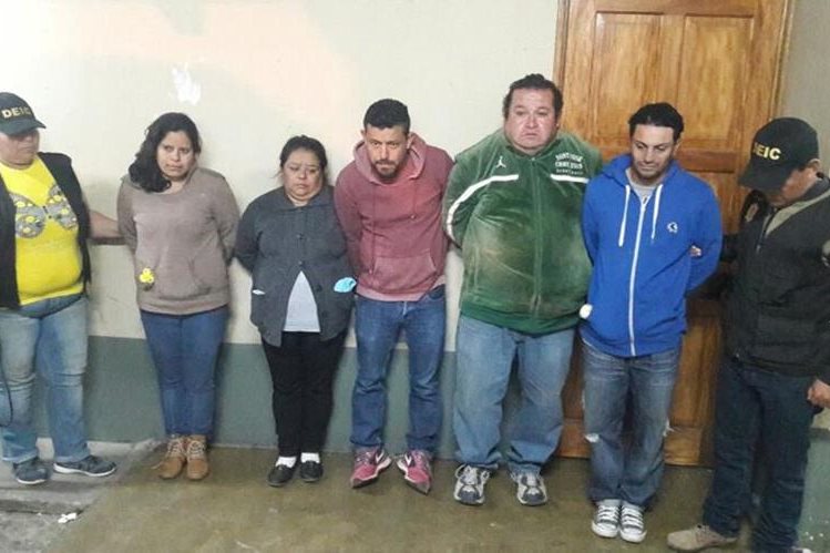 Cinco presuntos pandilleros de la Mara Salvatrucha capturados en Chimaltenango. (Foto Prensa Libre: PNC)