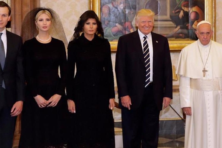 Melania rechaza dar la mano a Donald Trump en Israel