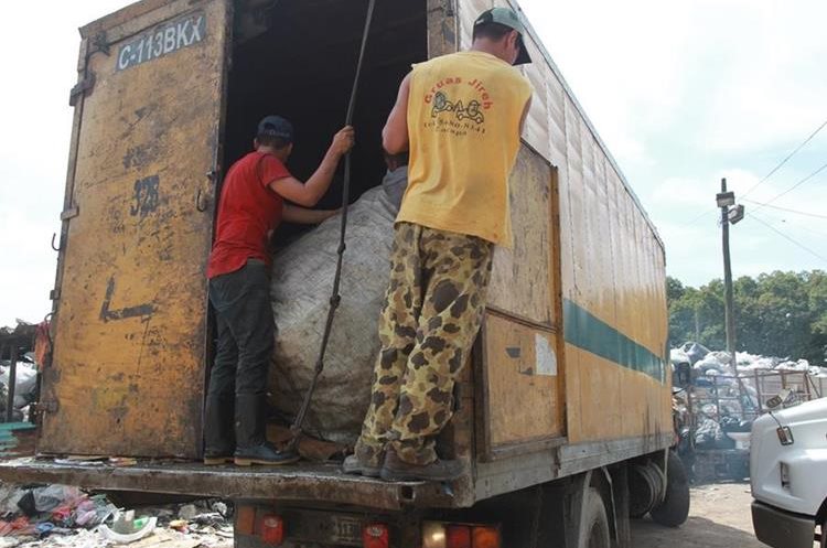 Recolectores de basura sufren de extorsión desde agosto de este año. (Foto Prensa Libre: Estuardo Paredes)