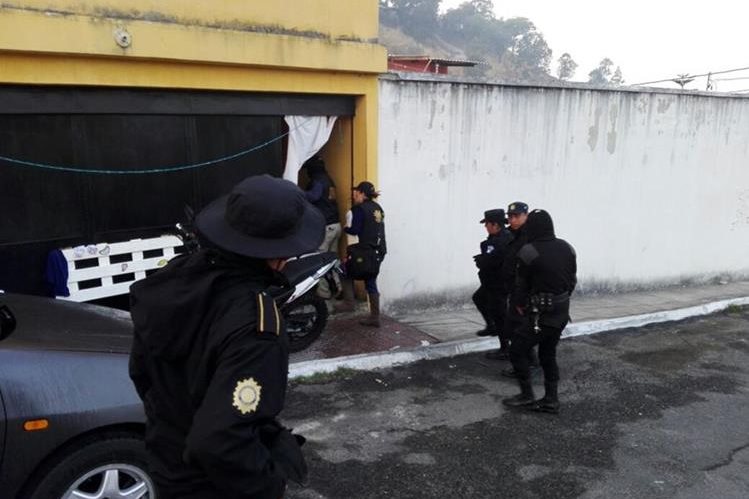 Agentes de la PNC rodean viviendas allanadas durante operativos contra extorsionistas. (Foto Prensa Libre: PNC)