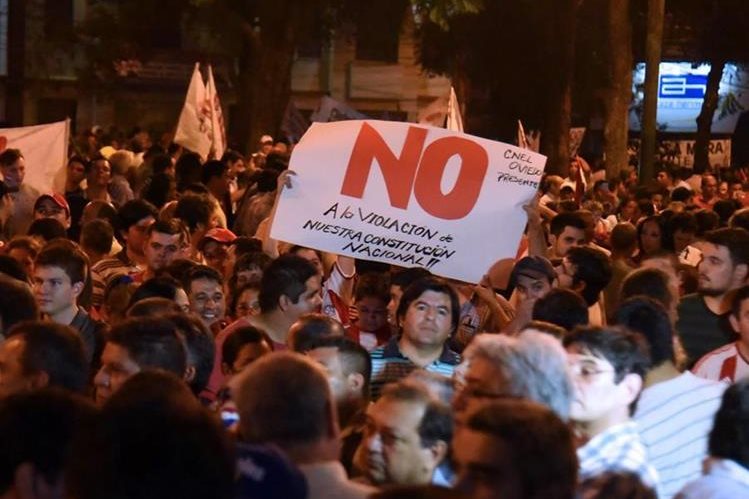Paraguay: manifestantes tomaron el Congreso e incendiaron el edificio