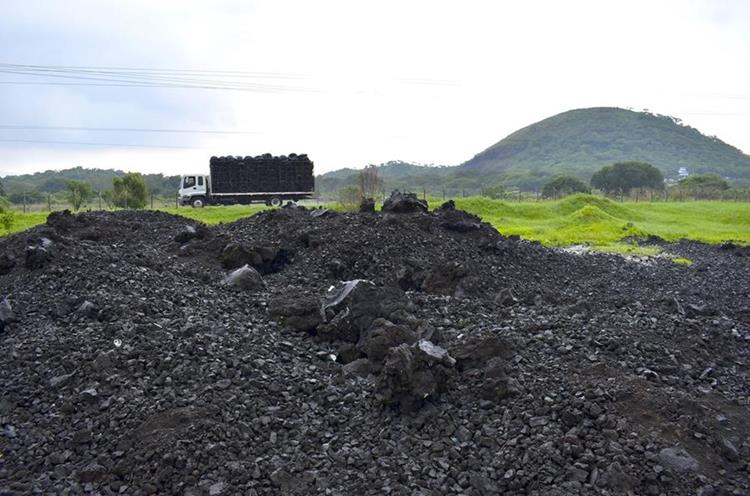 Piedras volcánicas,en la zona de El Playon, tras la erupción del volcán San Salvador, en Quezaltepeque.(AFP),