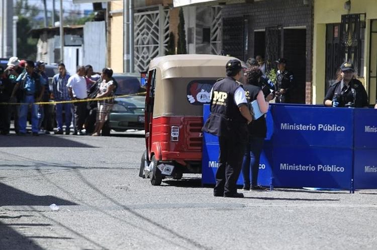 El piloto de un mototaxi fue ultimado a balazos en la zona 7. (Foto Prensa Libre: Carlos Hernández)