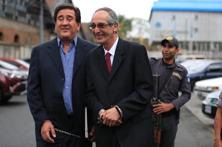 Gustavo Alejos (izquierda) y Ãlvaro Colom salen de la Torre de Tribunales. (Foto Prensa Libre: Carlos HernÃ¡ndez)