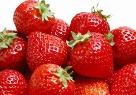 La fresa es una de las frutas con más contenido de vitamina C, aún más que la naranja.