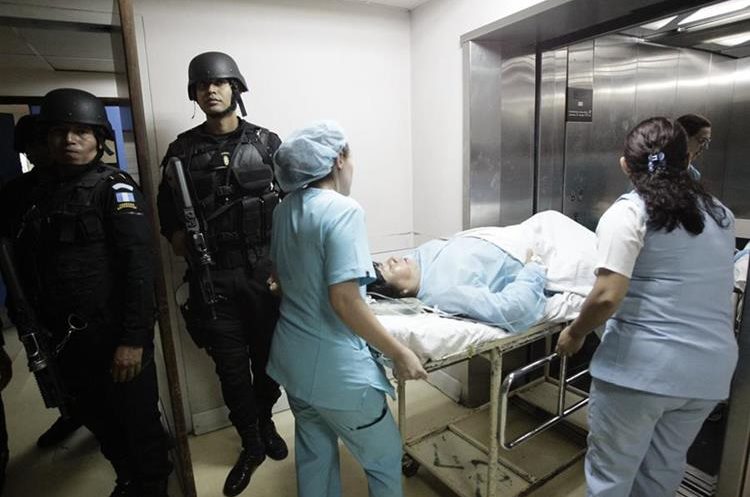 Agentes armados resguardan el Hospital Roosevelt mientras personal médico evacúa a pacientes. (Foto Prensa Libre: Carlos Hernández)
