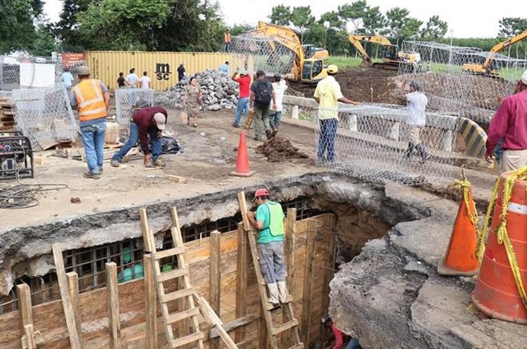 Los trabajos para la instalación de un puente bailey en el kilómetro 166 continúan, pero la saturación de agua en el suelo provocó retrasos. (Foto Prensa Libre: Cristian Soto)