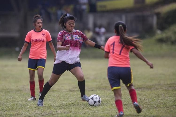 Integrantes del equipo de futbol de la aldea indígena Xejuyup durante un partido amistoso contra la academia del departamento de Chimaltenango en Nahualá. (Foto Prensa Libre: EFE)