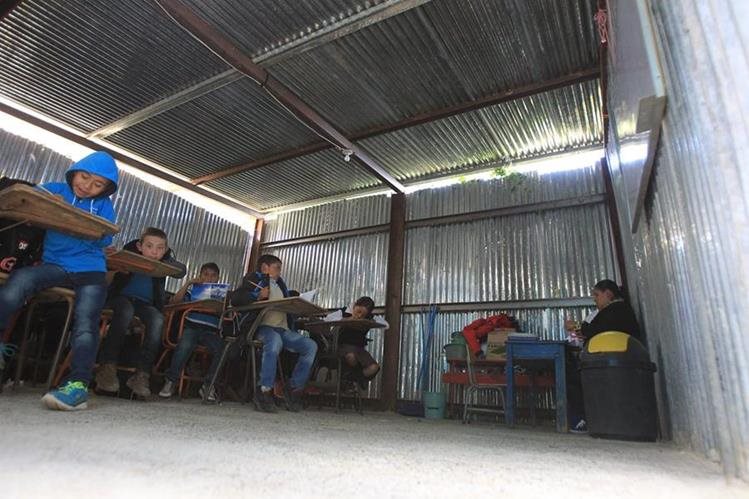 Niños de quinto primaria de una escuela de San Rafael Los Vados atienden sus clases con carencias. (Foto: Esbin García)