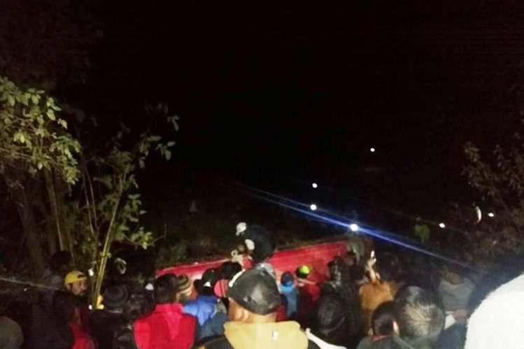 Curiosos en el lugar del accidente de microbús, en el 146 de la ruta Interamericana, Santa Lucía Utatlán, Sololá. (Foto Prensa Libre Knal4 Quiché)