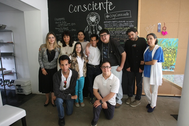 Cristina Massinet y Rosaria Durán de López —al extremo izquierdo— son las creadoras del proyecto de Café Consciente. (Foto Prensa Libre: Brenda Martínez) 