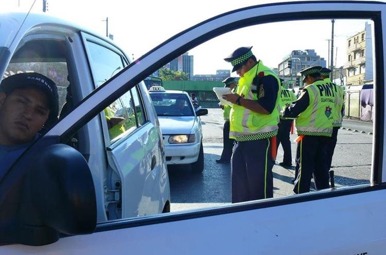 Muchos pilotos son multados por no respetar la Ley de Tránsito. (Foto Hemeroteca PL)