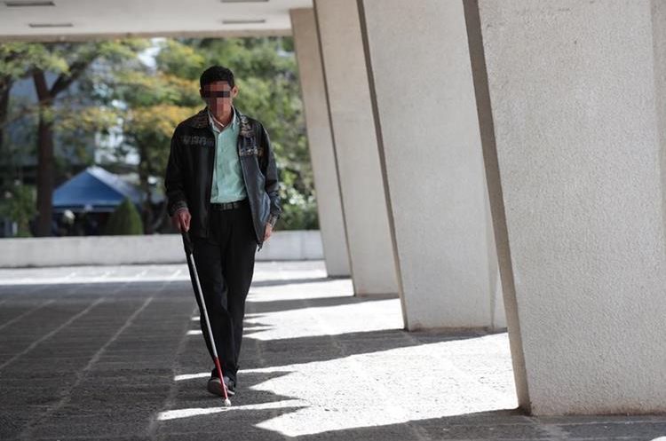 Joven que perdió la vista por una bala perdida en un ataque contra piloto de bus ha aprendido a vivir con las secuelas. (Foto Prensa Libre: Álvaro Interiano).